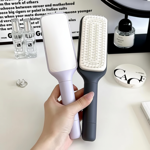 Studio - Hand met haarborstel